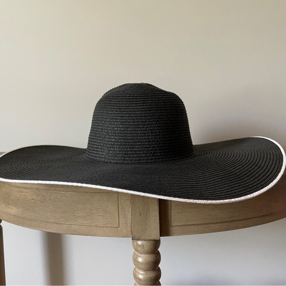 Wide brimmed hat
